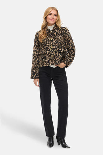 Manteau brun de VILA®, avec imprimé léopard, boutons dorés et porté avec des jeans noirs et des bottes.