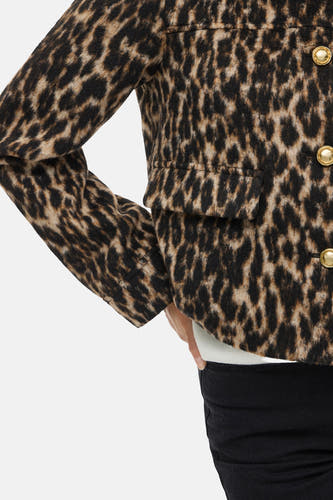 Manteau court brun de VILA® avec imprimé léopard, boutons dorés et col revers.