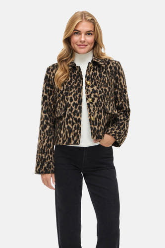 Manteau court brun de VILA, avec un imprimé léopard et des boutons dorés, porté avec une veste blanche et des jeans noirs.