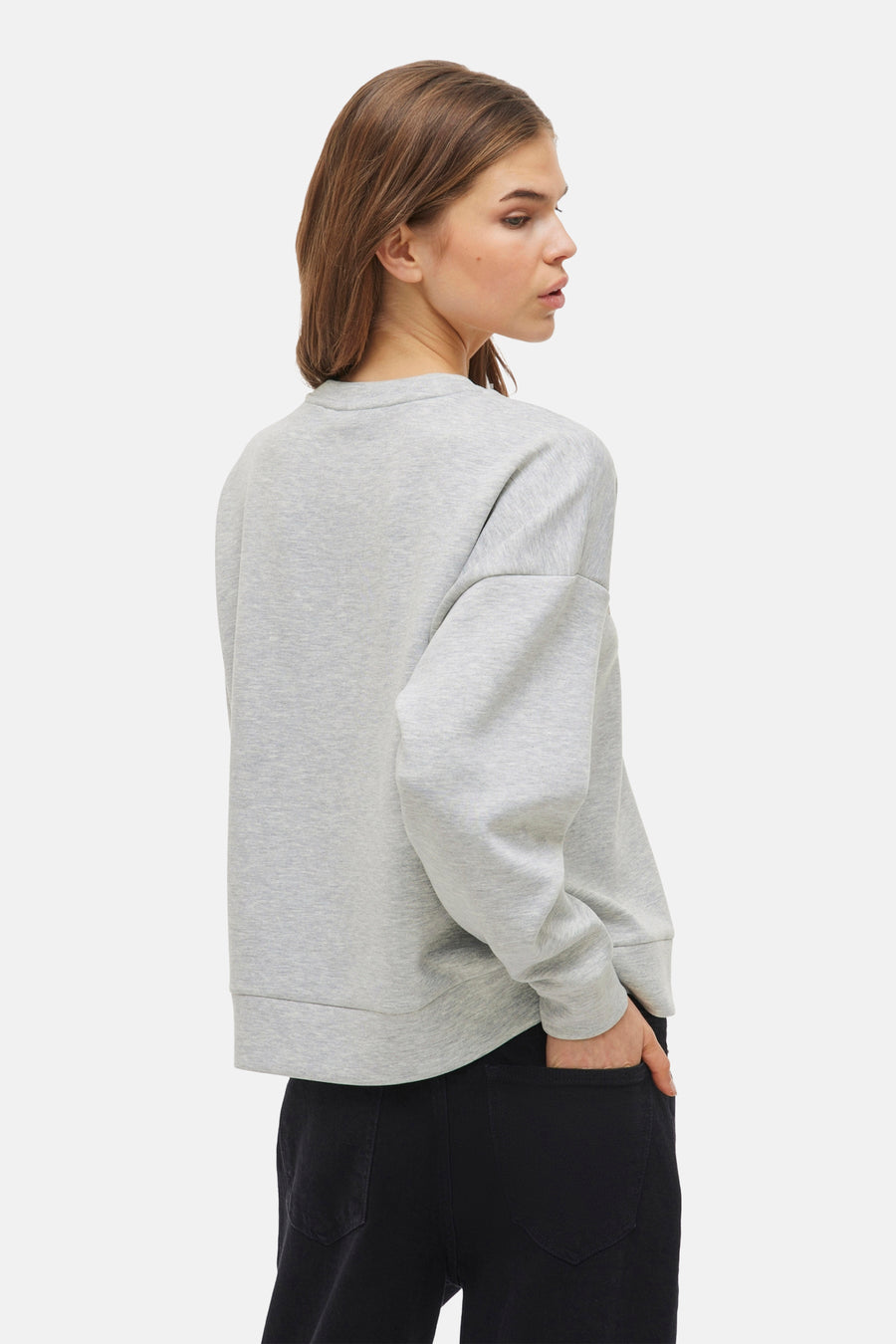 Pull-over gris avec col rond de VILA, sur un modèle avec une jupe noire.