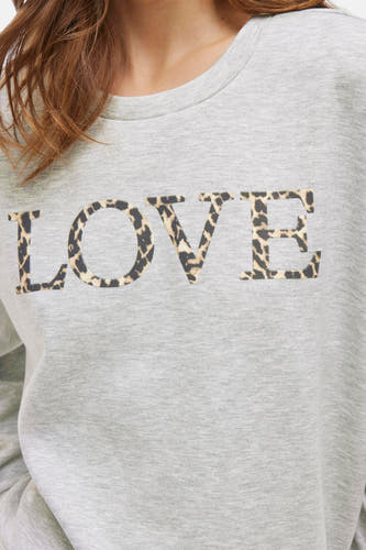 Gilet gris de VILA, avec impression de léopard "LOVE" sur la devanture, vue rapprochée.