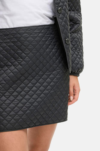 Jupe courte noire de VILA®, avec un col en forme de goutte et une couture visible.