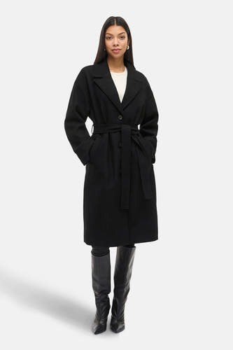 Manteau long noir de VILA® avec une ceinture autour de la taille et des manches longues.