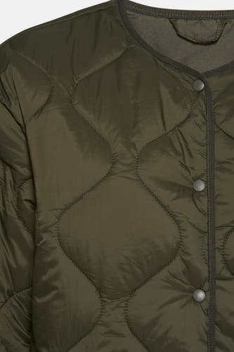 Veste verte de VILA, avec un motif de carreaux imprimé et une fermeture à boutons.