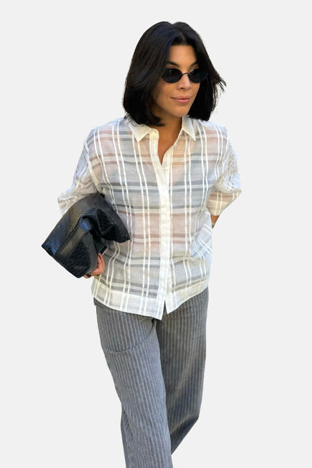 Chemise blanche à manches courtes de VILA, avec un motif de carreaux subtil.