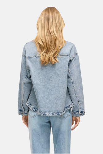 Jean de VILA® en denim bleu clair, vu de l'arrière avec une légère usure et des manches longues.