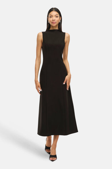 Robe sans manches noire de Vila®, avec un col haut et une jupe qui s'élargit, portée avec des sandales ouvertes.