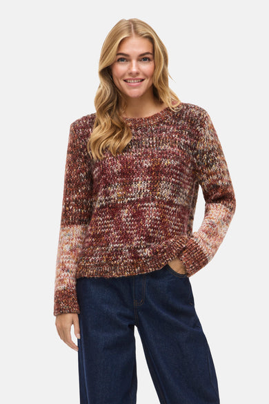 Sweat-shirt multicolore avec col rond de VILA, porté avec des jeans larges et des bottines marron.