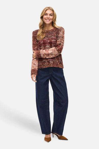 Multikleurige trui met ronde hals van VILA, gedragen met wijde jeans en bruine muiltjes.