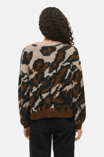 Sweat-shirt marron avec col rond de VILA, à imprimé léopard dans différentes teintes marrons.