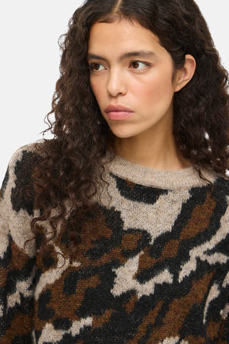 Sweat-shirt marron avec col rond de VILA®, avec une impression animale et une douce texture.
