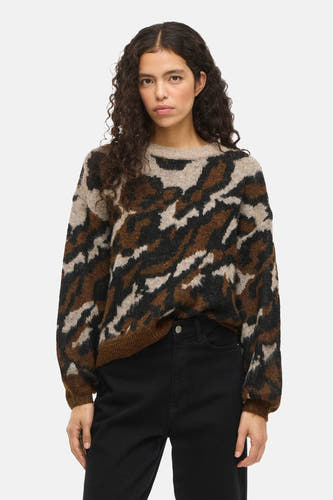Pull marron avec col rond de VILA®, à un motif abstrait de léopard, associé à une pantalon noir.