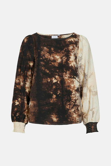 Blouse brune à longues manches de VILA®, avec un motif tie-dye et des détails smock aux poignets.