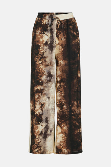 Pantalon marron de VILA®, avec un motif tie-dye abstrait en tons marrons et beiges, et une ceinture élastique.