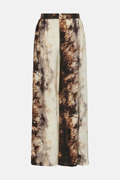 Bruine broek van VILA®, met een abstract tie-dye patroon in bruin- en beigetinten en een elastische tailleband.
