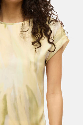 T-shirt jaune à manches courtes de VILA®, avec une impression abstraite et des manches retroussées.