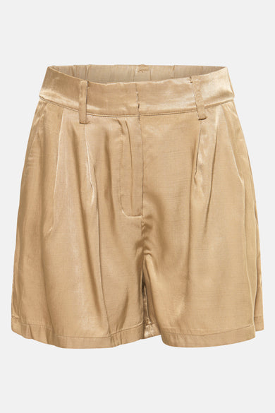 Short beige de VILA, avec des plis à l'avant et des boucles d'épaule.