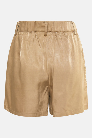 Short beige de VILA avec une ceinture élastique à l'arrière.