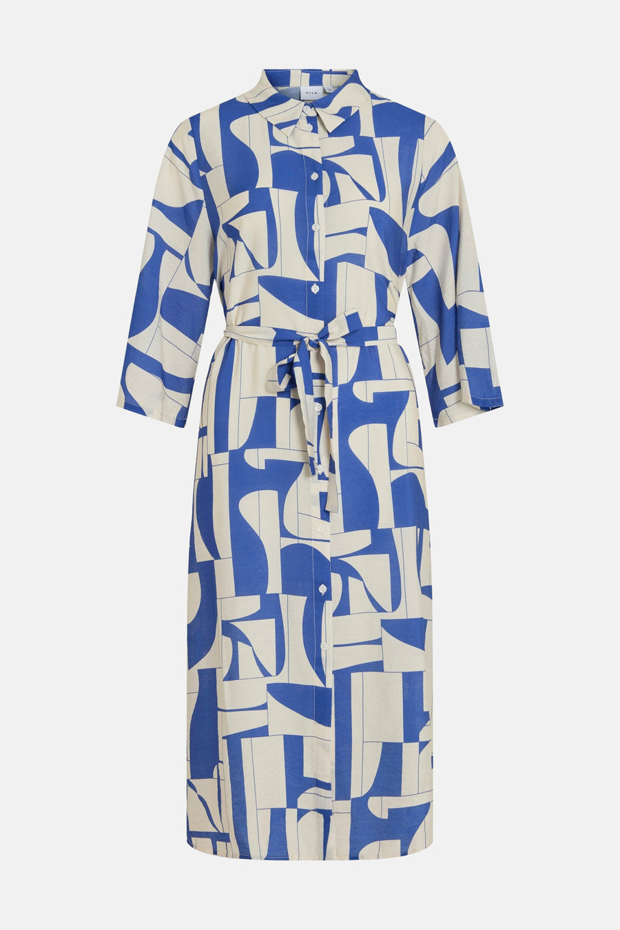 Blauw en beige jurk met geometrisch patroon en ceintuur.