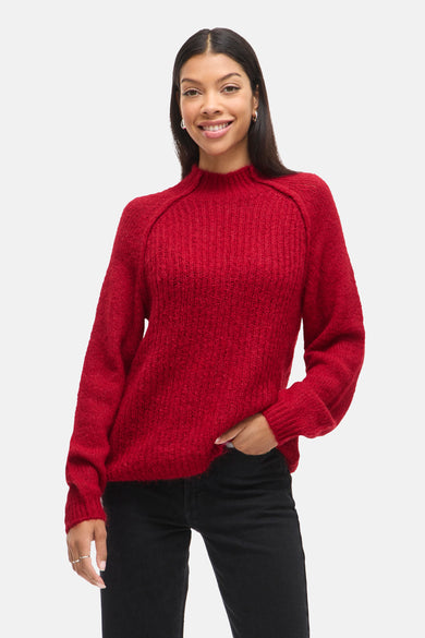 Pull-over rouge à col rond de VILA®, texturé et porté avec un jean noir.