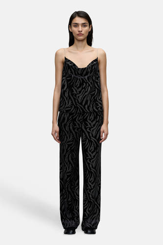 Pantalon noir de VILA®, avec un motif imprimé zèbre frappant et une coupe fluide, droite.