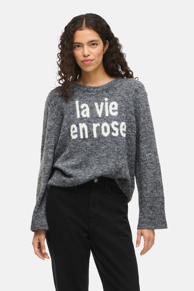 Sweat-shirt gris à col rond de VILA®, avec le texte "la vie en rose" en blanc.