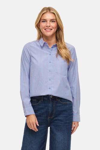 Chemise bleue à manches longues VILA®, rayée, portée avec un jean foncé et des talons noirs.