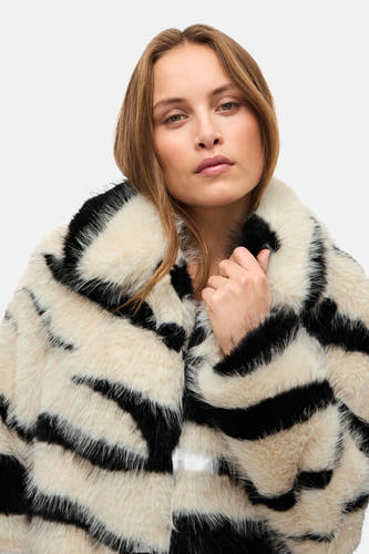 Manteau court multicolore de VILA, avec un imprimé zèbre et une douce texture veloutée.