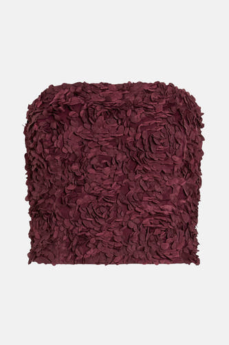 Blouse Bordeaux de VILA®, ornée d'un motif floral et d'une texture détaillée.