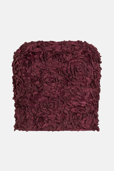 Blouse Bordeaux de VILA®, ornée d'un motif floral et d'une texture détaillée.