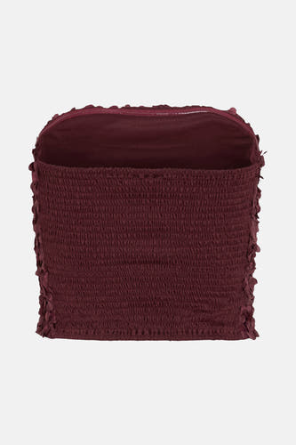 Blouse Bordeaux de VILA, avec une texture smock élastique et des subtiles ruches le les bords.