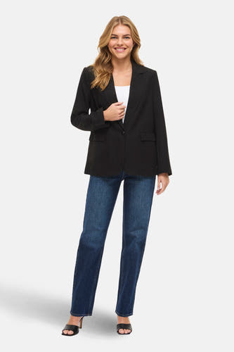 Blazer noire de VILA, portée avec un haut blanc et un jean bleu.