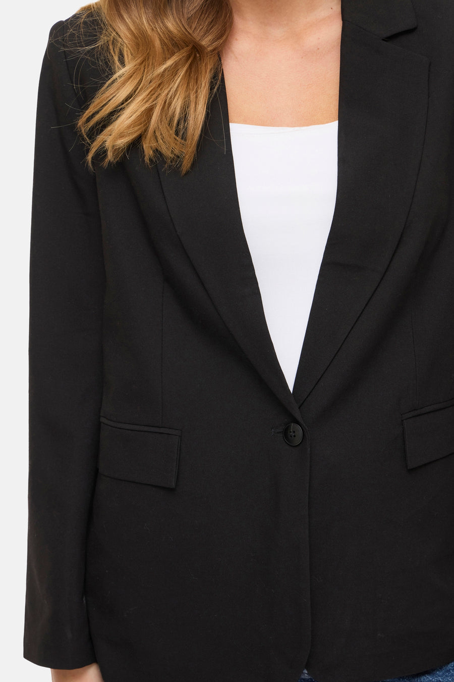 Blazer noire de VILA, avec une fermeture à boutons et des poches.