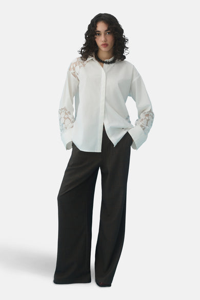 Blanc, t-shirt à longues manches de VILA®, avec des détails bordés sur les épaules et les manches, associé à une chaîne noire.