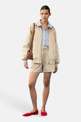 Short beige de VILA, avec cordon de taille et petite patte contrastante sur le côté.