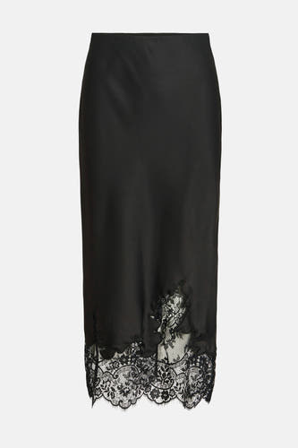 Robe noire de VILA® avec des détails sur les bords en bas.