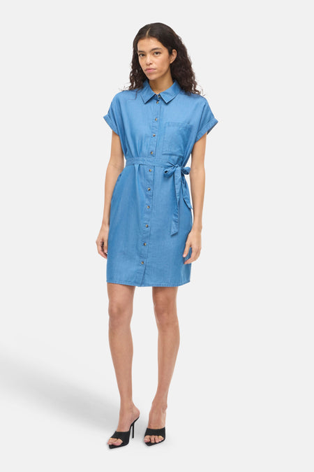 Robe en jean à manches courtes de VILA®, avec une fermeture boutonnée et une ceinture à la taille.