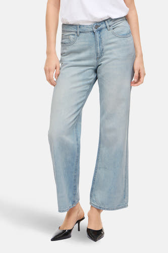 Jeanon de Vila en denim bleu clair, avec un design simple.