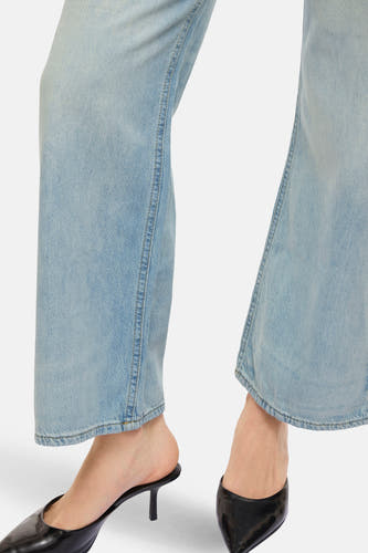 Jean en denim bleu clair large de VILA, avec des jambes larges et des poches noires.