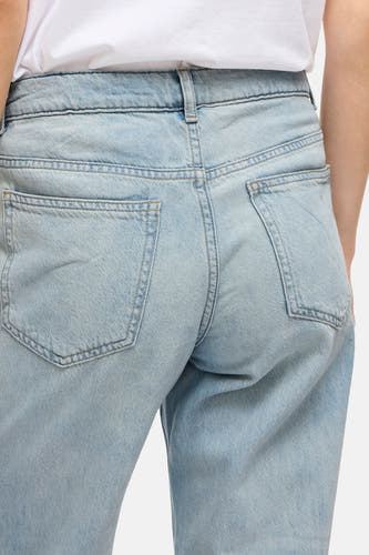 Jean en denim bleu clair large de Vila, avec des poches arrière et une ceinture de taille normale.