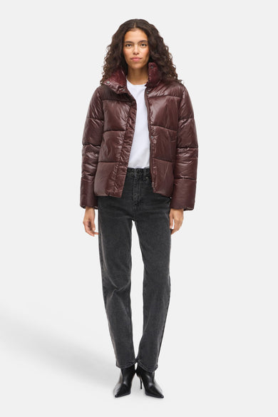 Bordeaux manteau court de VILA®, porté avec un t-shirt blanc, des jeans gris et des bottes noires.