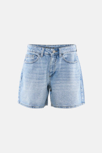 Short en jean bleu clair de VILA® avec fermeture à boutons et poches, présenté de face.