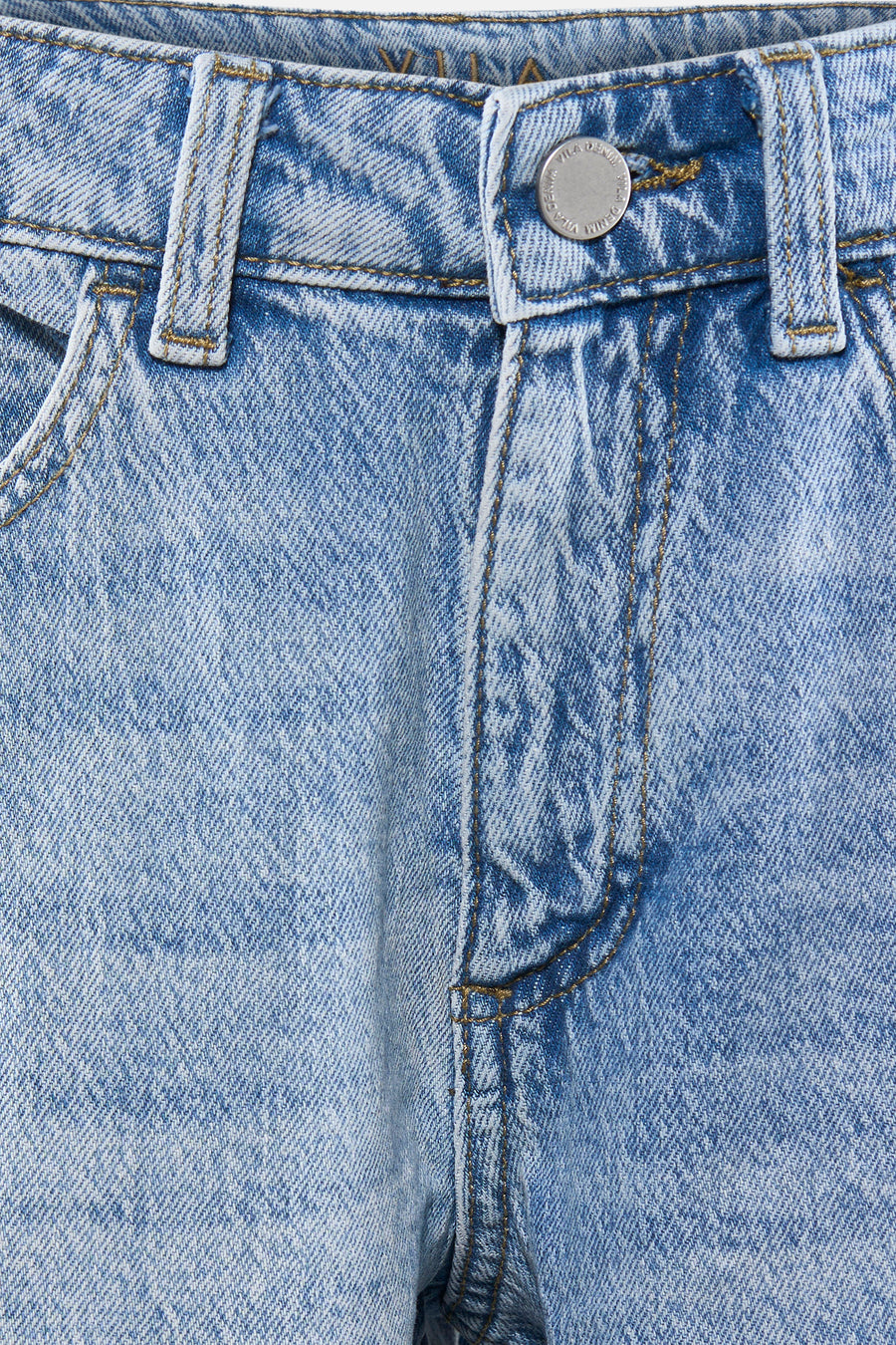 Short en jean bleu clair de VILA avec fermeture à boutons, passants de ceinture et marque visible sur le bouton.