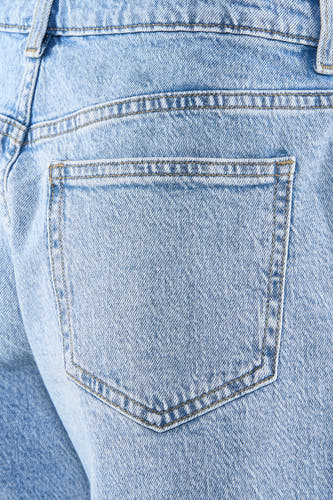 Short en jean bleu clair de VILA® avec gros plan de la poche arrière et surpiqûres contrastées.