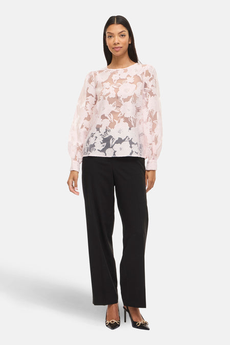 Roze blouse met lange mouwen van VILA®, met bloemenpatroon en gecombineerd met een zwarte pantalon en hoge hakken.
