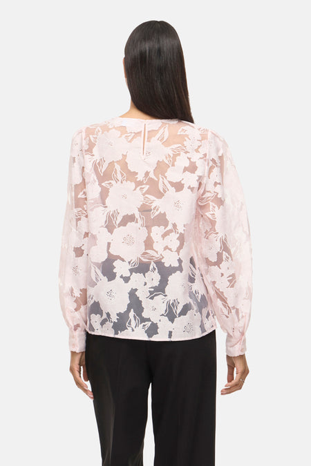 Roze blouse met lange mouwen van VILA®, met een bloemenpatroon en doorschijnende stof.
