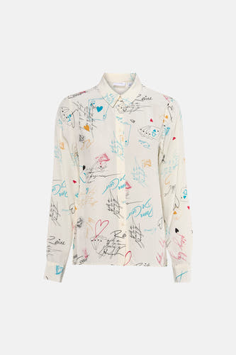 Chemise multicolore à manches longues de VILA, ornée d'illustrations ludiques et portée avec un jean bleu et un sac noir.