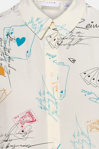 Chemise multicolore à manches longues de VILA, avec un imprimé frappant de cartes à jouer et d'écriture manuscrite.