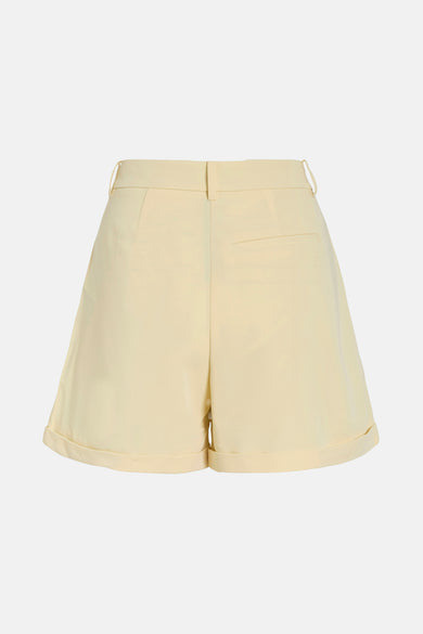 Short de VILA®, avec un sac arrière et des poches pliées.