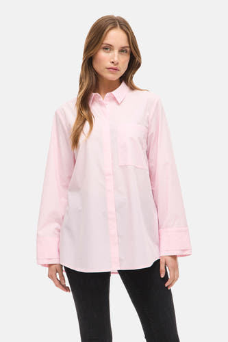 Chemise rose à manches longues de VILA®, portée avec un jean noir et des talons hauts.